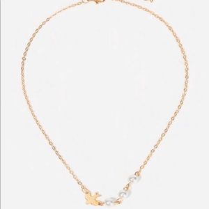 Short dove pearl necklace